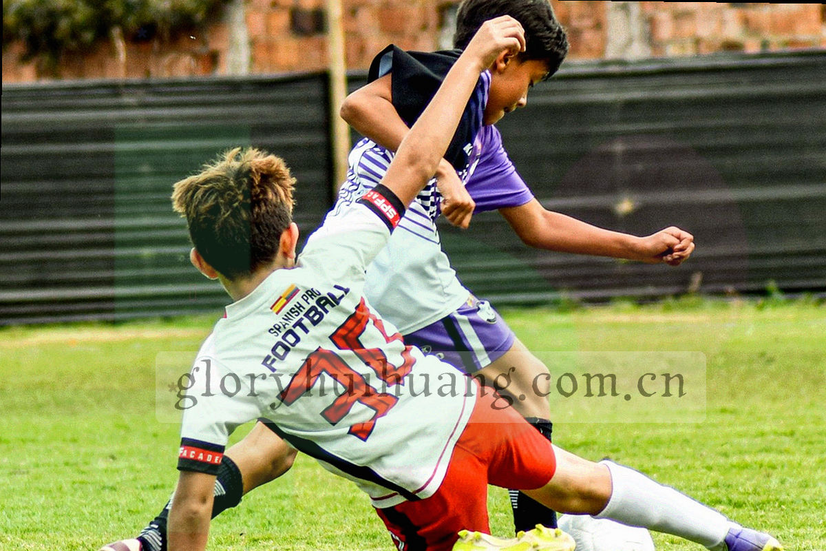 深色纸面上叠加圆形印章轮廓与金色细线，抽象表现协议文本与版本编号