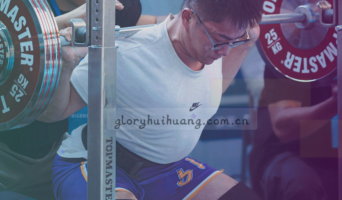 纸面条款页与金色标尺刻度叠加的抽象构图，光线偏暖